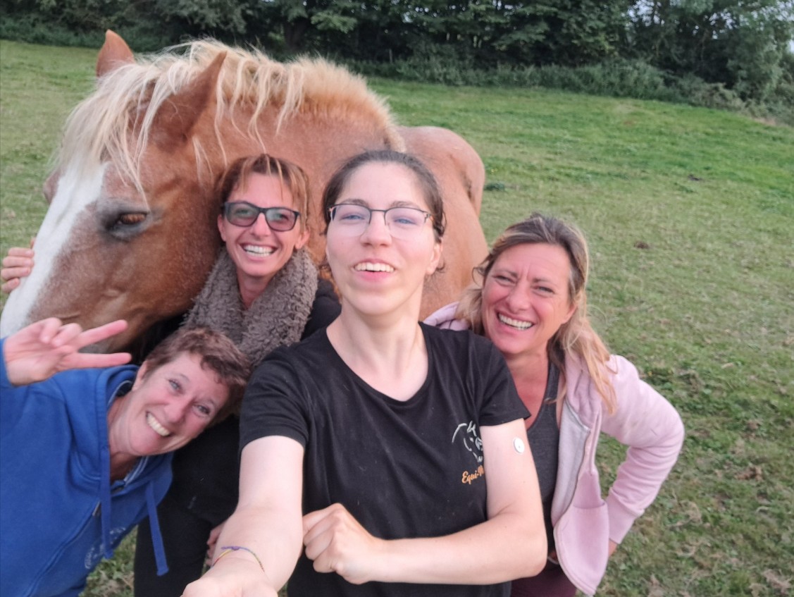 Photo de groupe avec Marie Grosdent pendant un stage